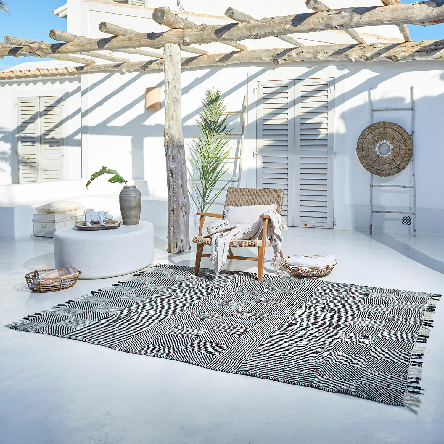 Tappeto da interno ed esterno Tamworth Tappeto in cotone con motivo geometrico bianco e nero su terrazza luminosa