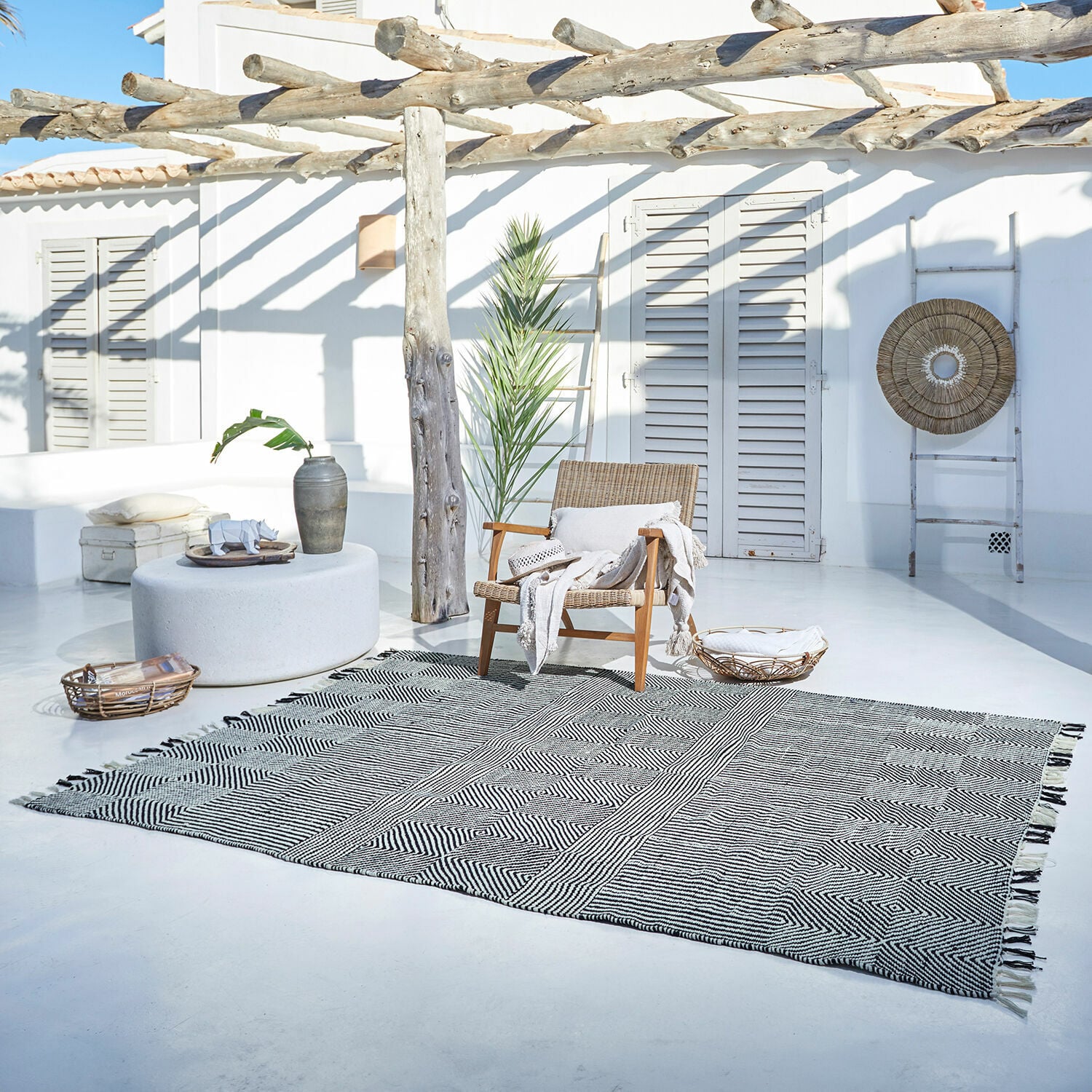 Tappeto da interno ed esterno Tamworth Tappeto in cotone con motivo geometrico bianco e nero su terrazza luminosa