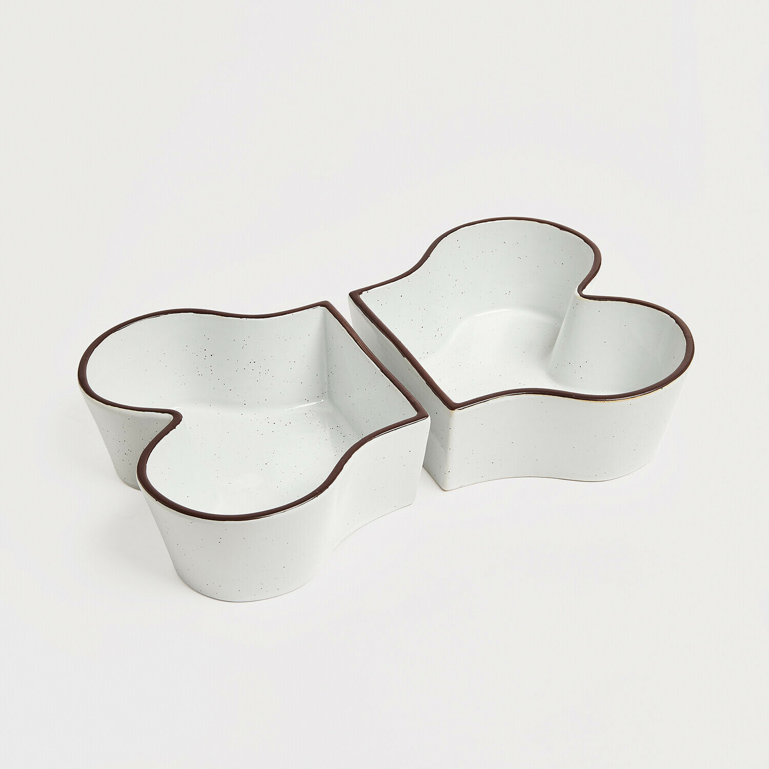 Coppia di ciotole per animali Barkona Due ciotole in ceramica bianca a forma di cuore con bordo marrone, perfette per snack