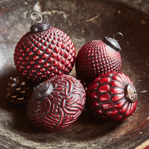 Palle di Natale rosse con texture in ciotola di legno per decorazione festiva