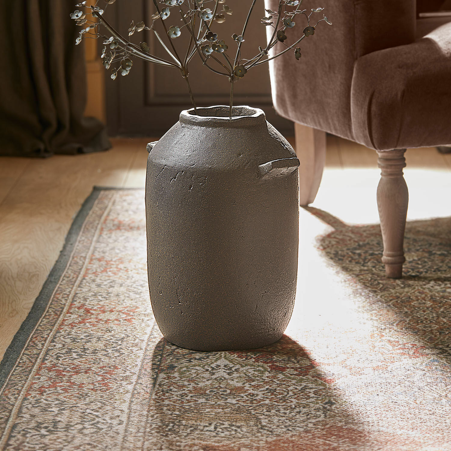 Vaso Duvelle Grande vaso decorativo in ceramica grigia su tappeto in interno elegante con fiori metallici