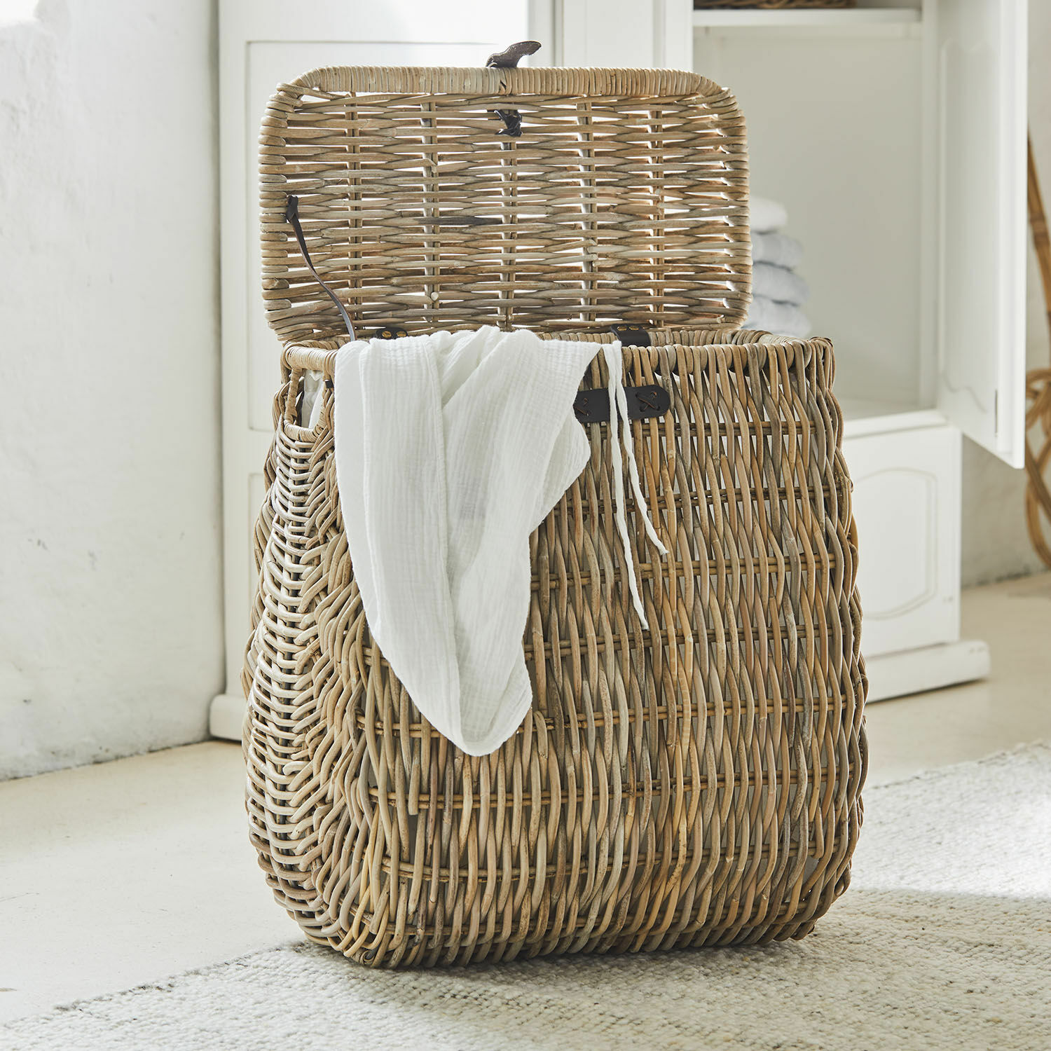 Cesto della biancheria Solinette Cesto porta biancheria in rattan naturale con asciugamano bianco, soluzione pratica per il bagno