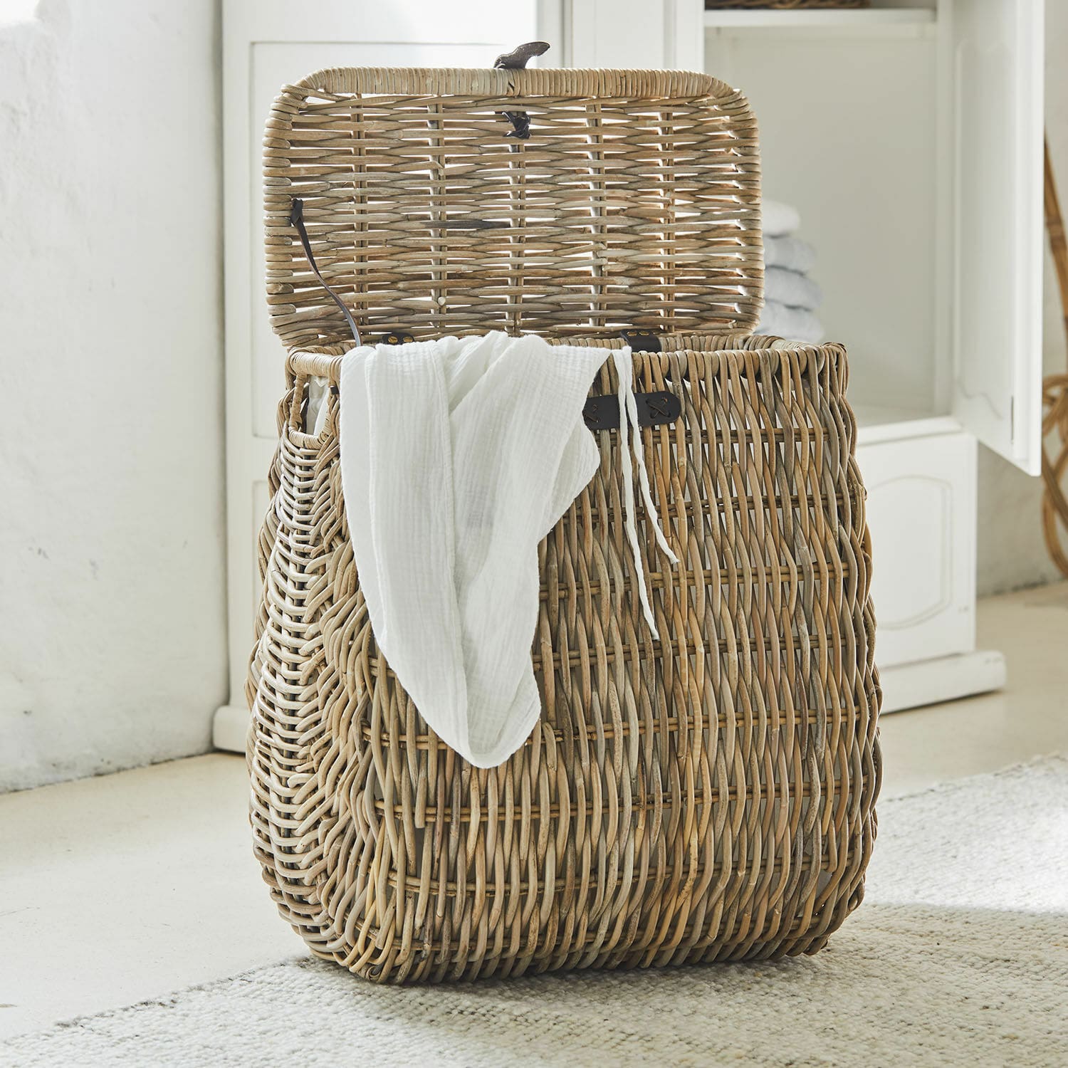Cesto della biancheria Solinette Cesto porta biancheria in rattan naturale con asciugamano bianco, soluzione pratica per il bagno