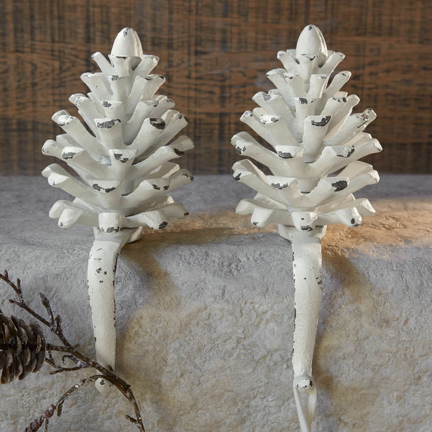 Coppia di pigne in ferro Firenza Coppia di ganci in metallo bianco a forma di pigna con finitura invecchiata per decorazioni festive