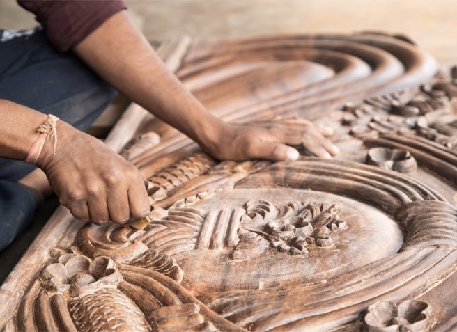 Intaglio a mano su legno con motivi floreali decorativi, dettaglio di artigianato artistico