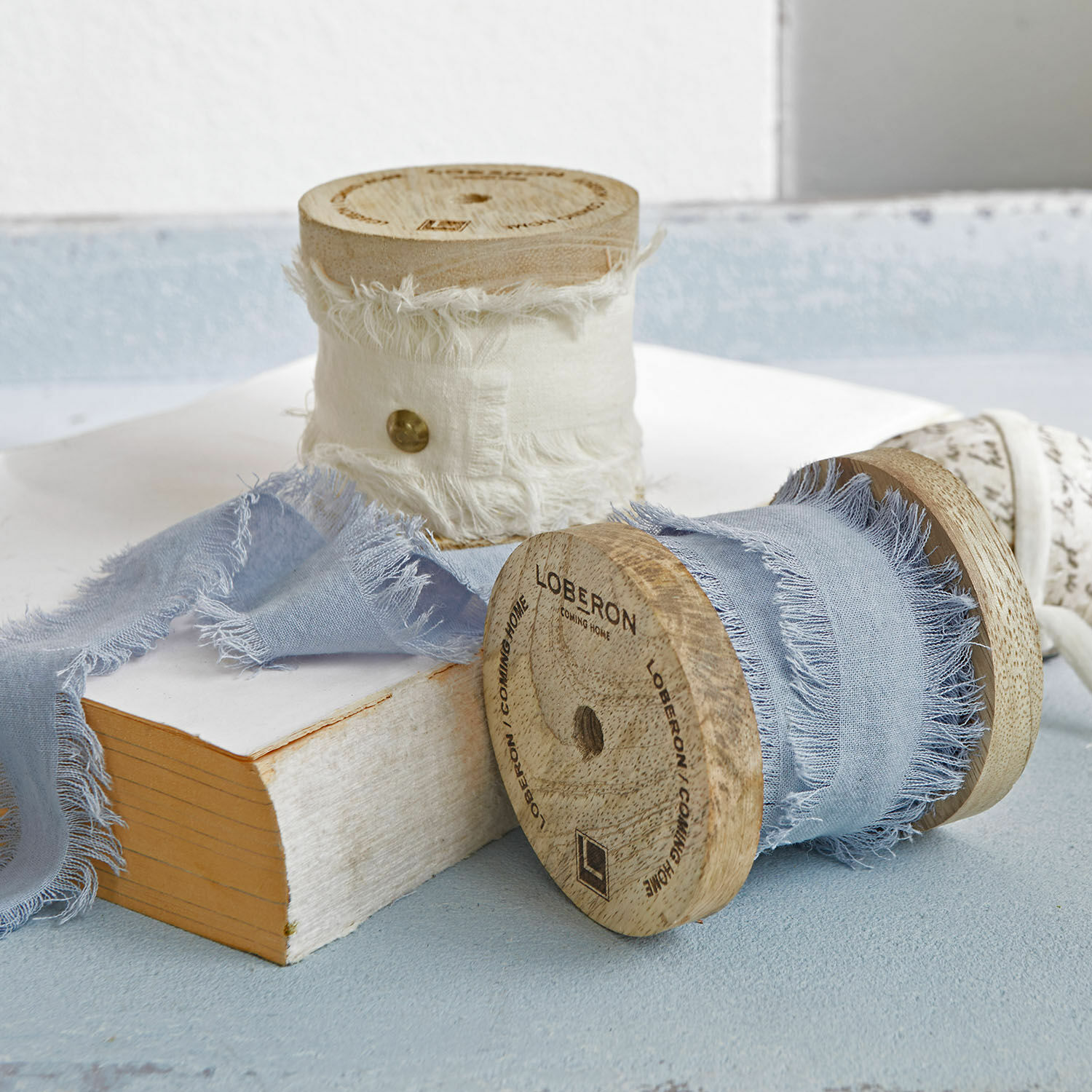 Coppia di nastri Valethor Due bobine in legno con nastro di cotone bianco e azzurro per decorazioni d'interni