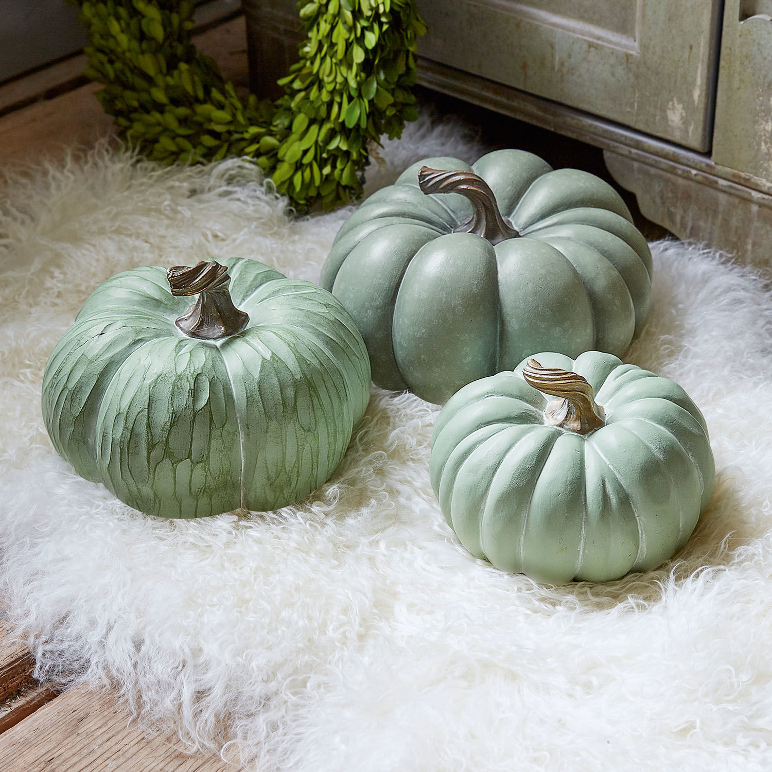 Set di 3 zucche decorative Villazon Tre zucche decorative verdi su tappeto bianco di pelliccia per decorazioni autunnali