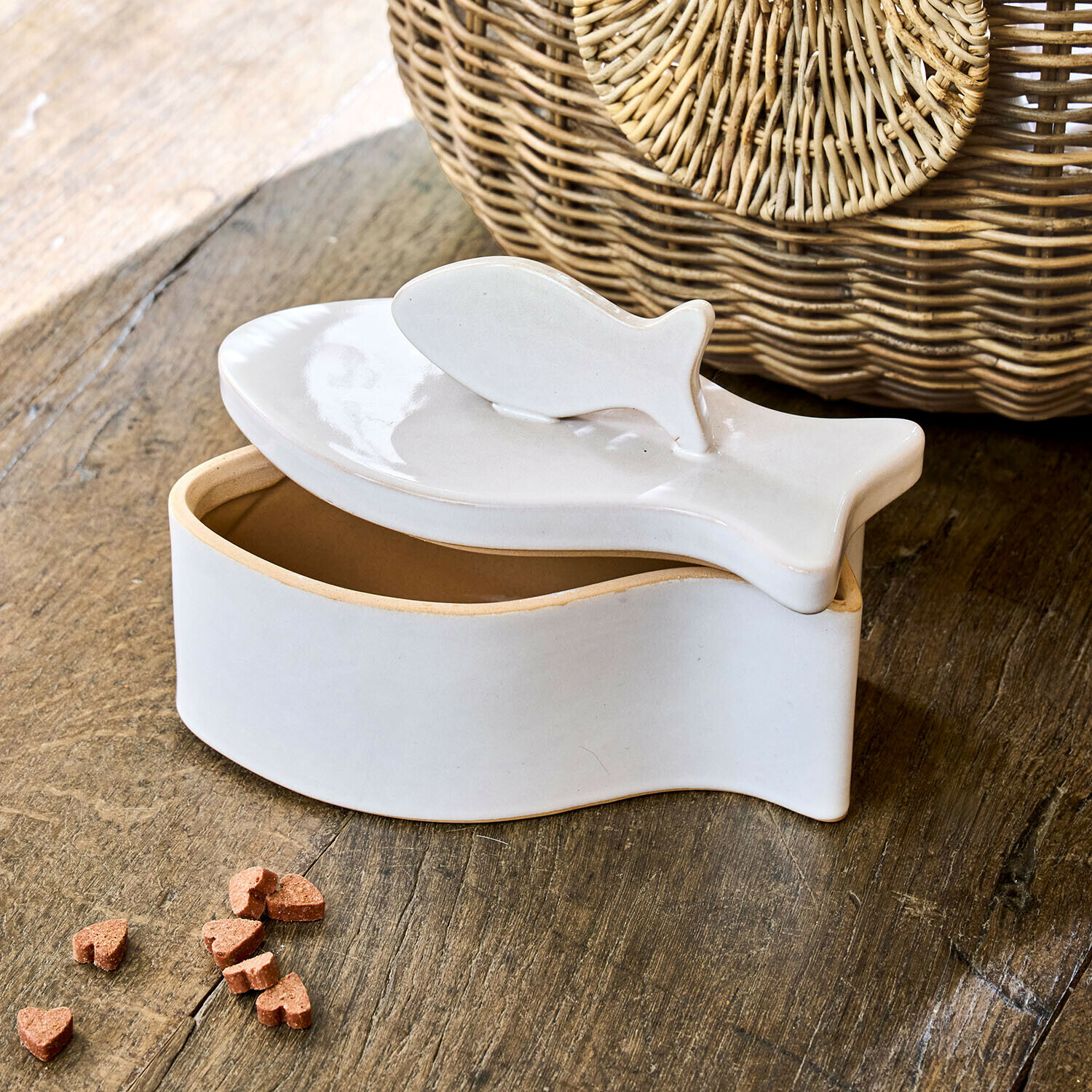 Scatola Felluna Contenitore in ceramica bianca a forma di pesce con coperchio su tavolo in legno, decorativo e funzionale