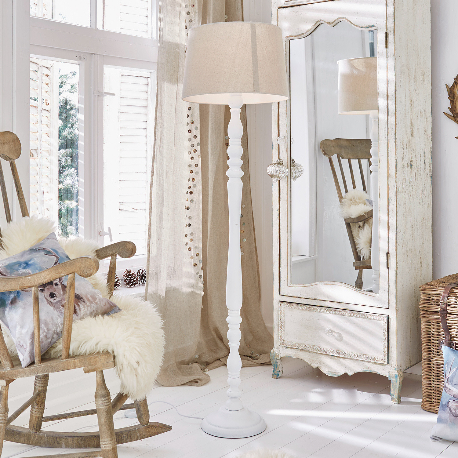Lampada a stelo Statford Lampada da terra bianca in legno con paralume beige in interno rustico luminoso con specchio e sedia a dondolo