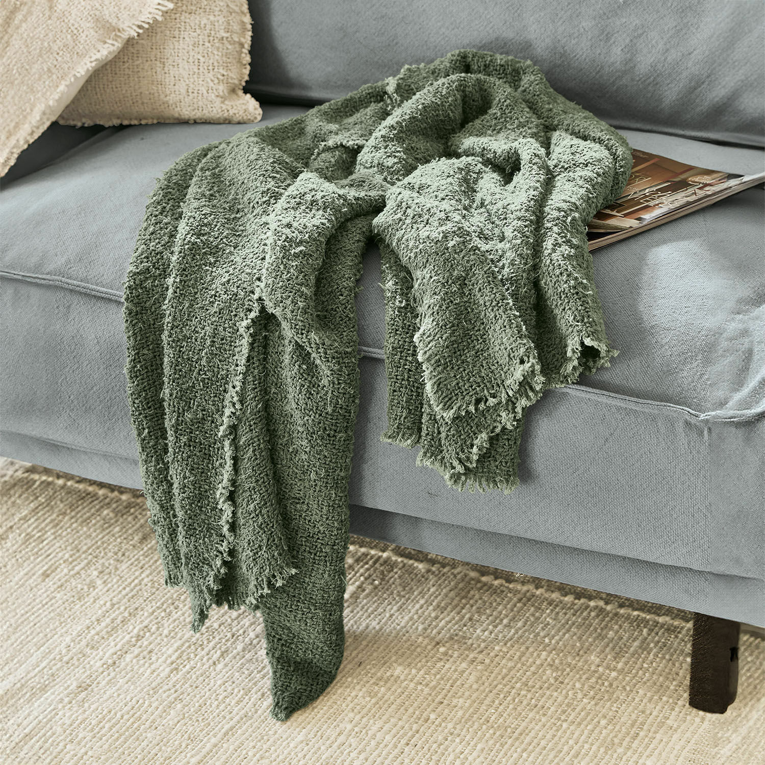Plaid Juliana Coperta verde in cotone morbido su divano grigio, accessorio decorativo e confortevole per il soggiorno