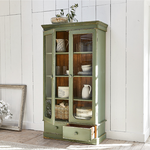 Vetrina in legno verde con ante in vetro e cassetto, stile vintage, mobile contenitore