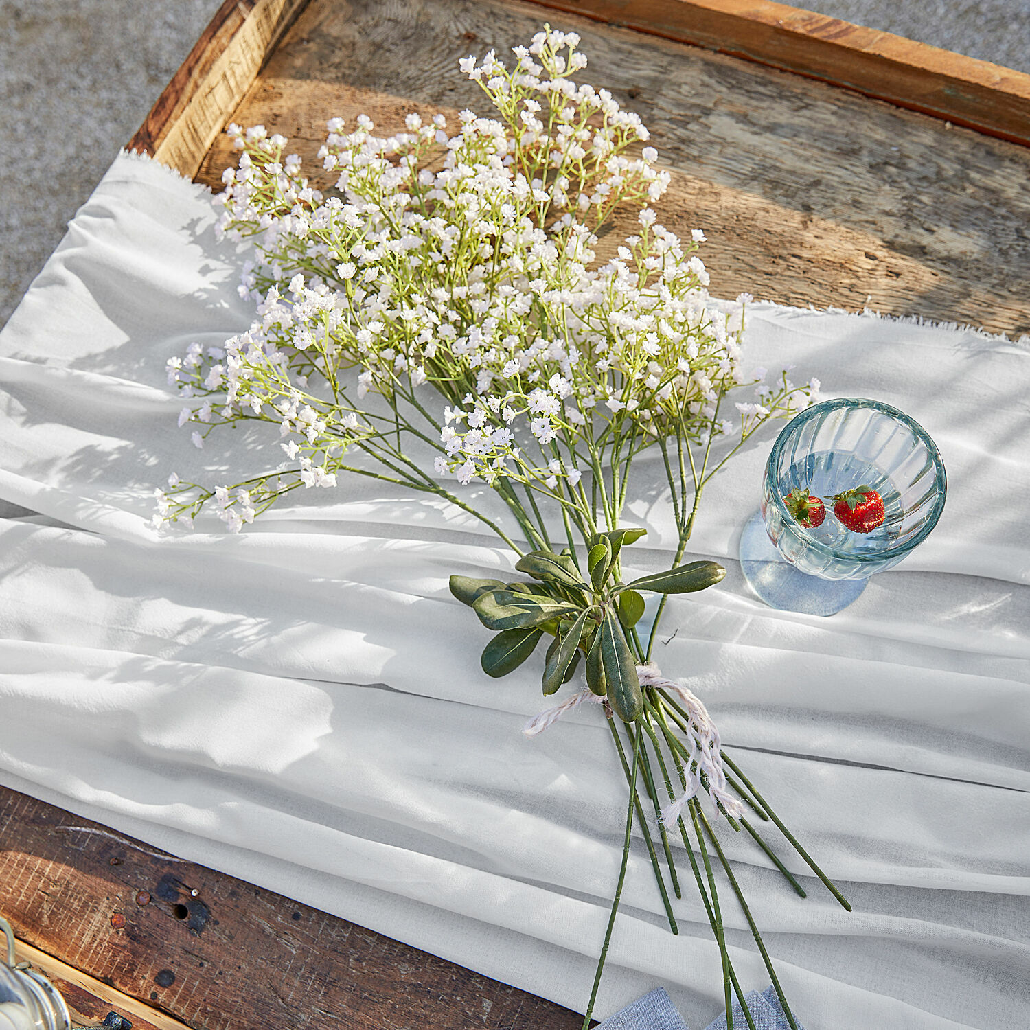 Mazzo di fiori decorativo Lorraine Mazetto di fiori bianchi su tessuto bianco su tavolo in legno, decorazione naturale