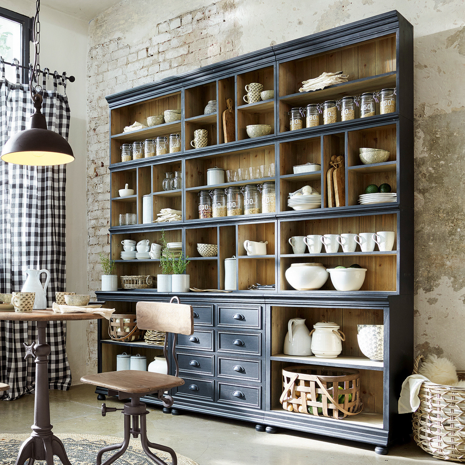Credenza Shrewsbury Grande vetrina in legno nero con scaffali aperti e cassetti, stile rustico per cucina