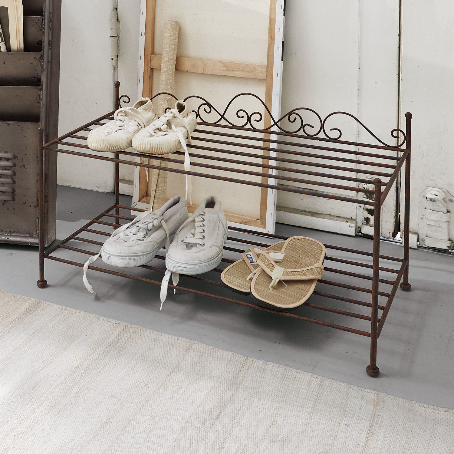 Scarpiera Cloutier Scaffale porta scarpe in metallo marrone ruggine con tre paia di scarpe chiare in interno minimalista