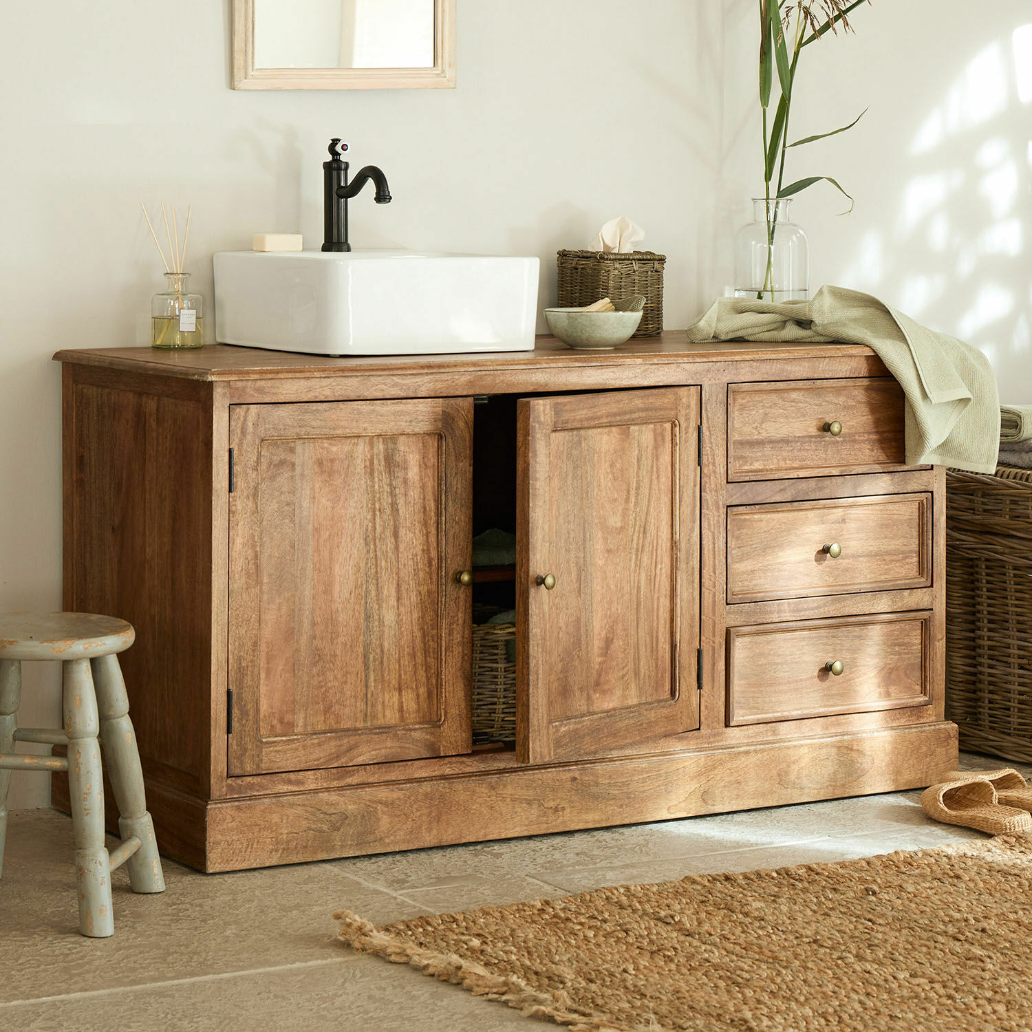 Mobile con lavabo Dorchester Mobile bagno in legno naturale con lavabo bianco e rubinetto nero, stile rustico