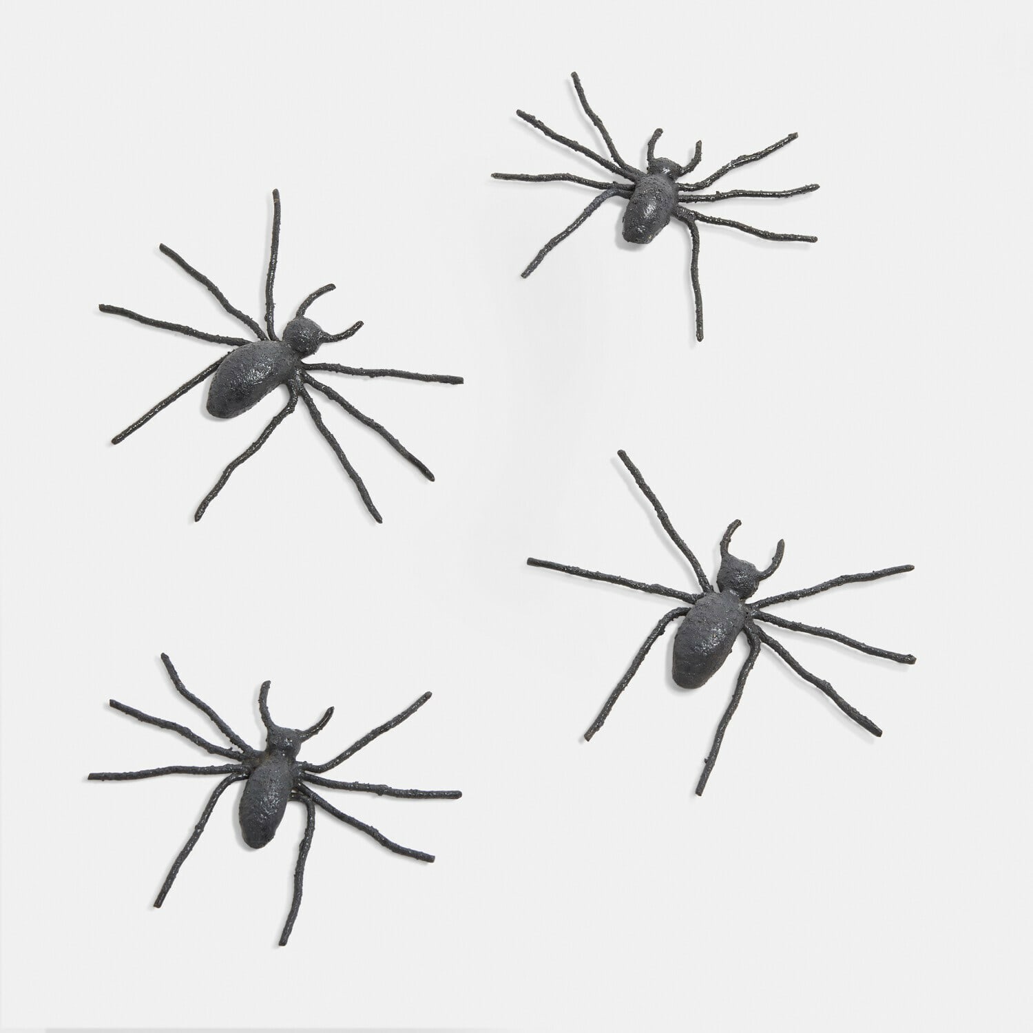 Set di 4 ragni decorativi Gwynetha Quattro ragni decorativi neri in metallo su sfondo bianco, perfetti per Halloween e decorazioni murali