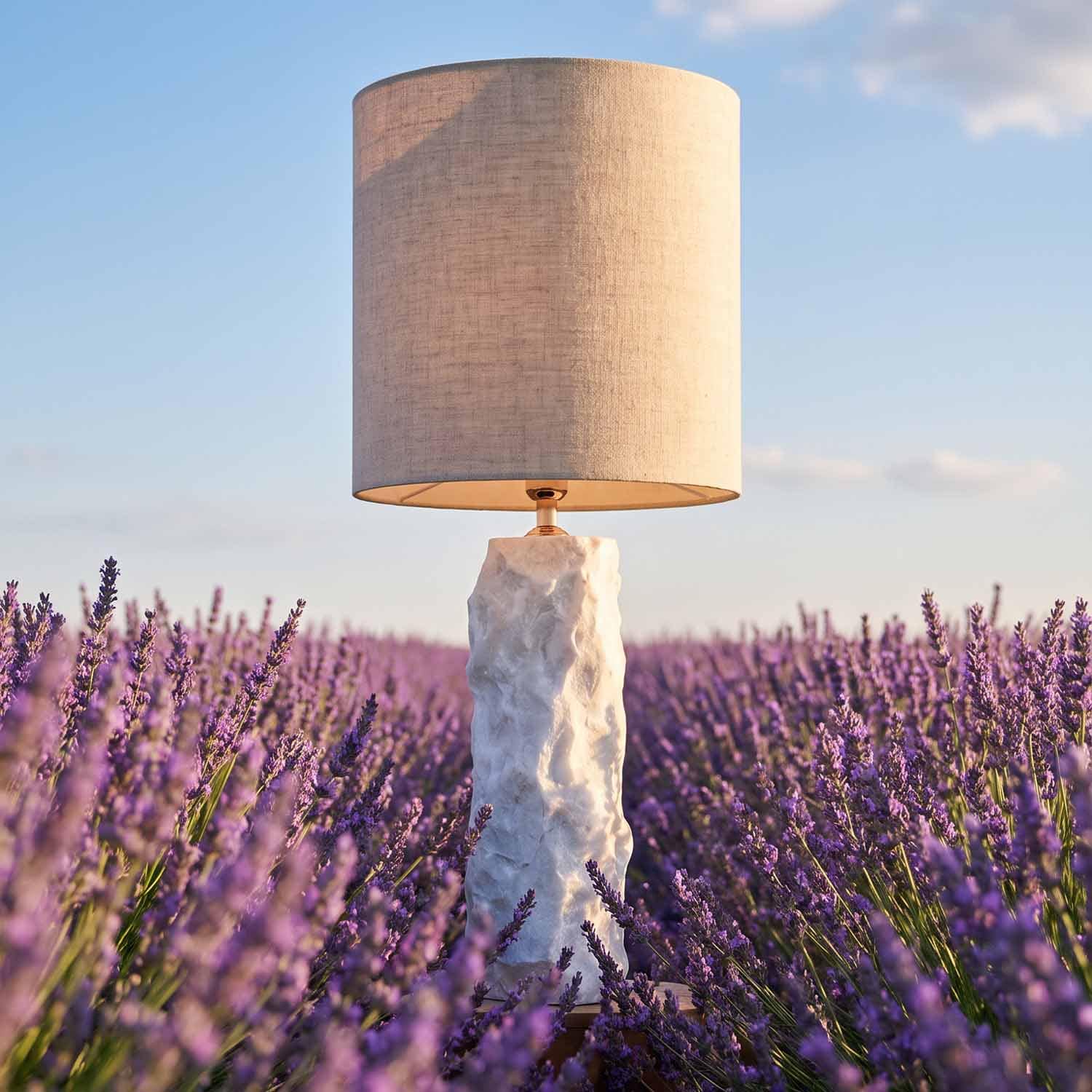 Lampada da tavolo con base in marmo bianco e paralume beige in campo di lavanda, decorazione d'interni