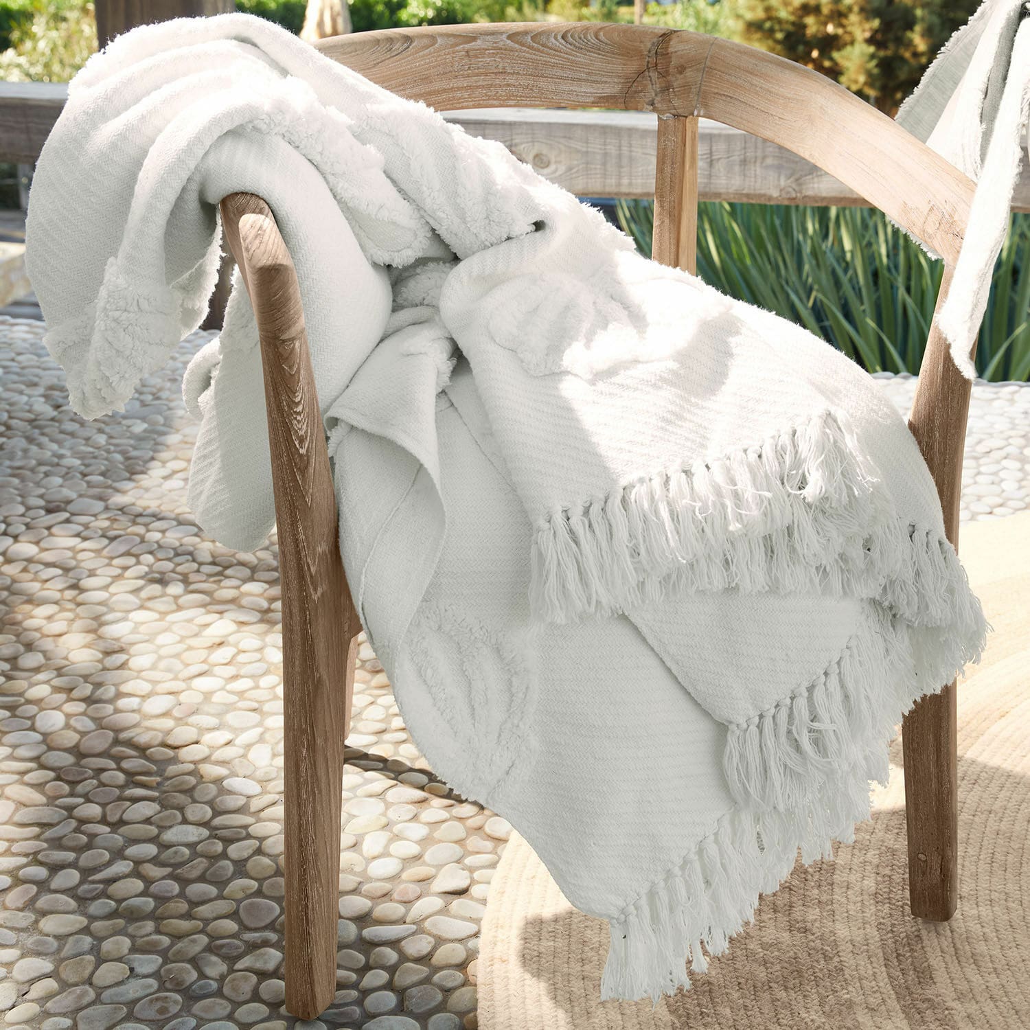 Plaid Saroufa Coperta bianca in cotone con frange su sedia in legno, decorazione per interni e giardino
