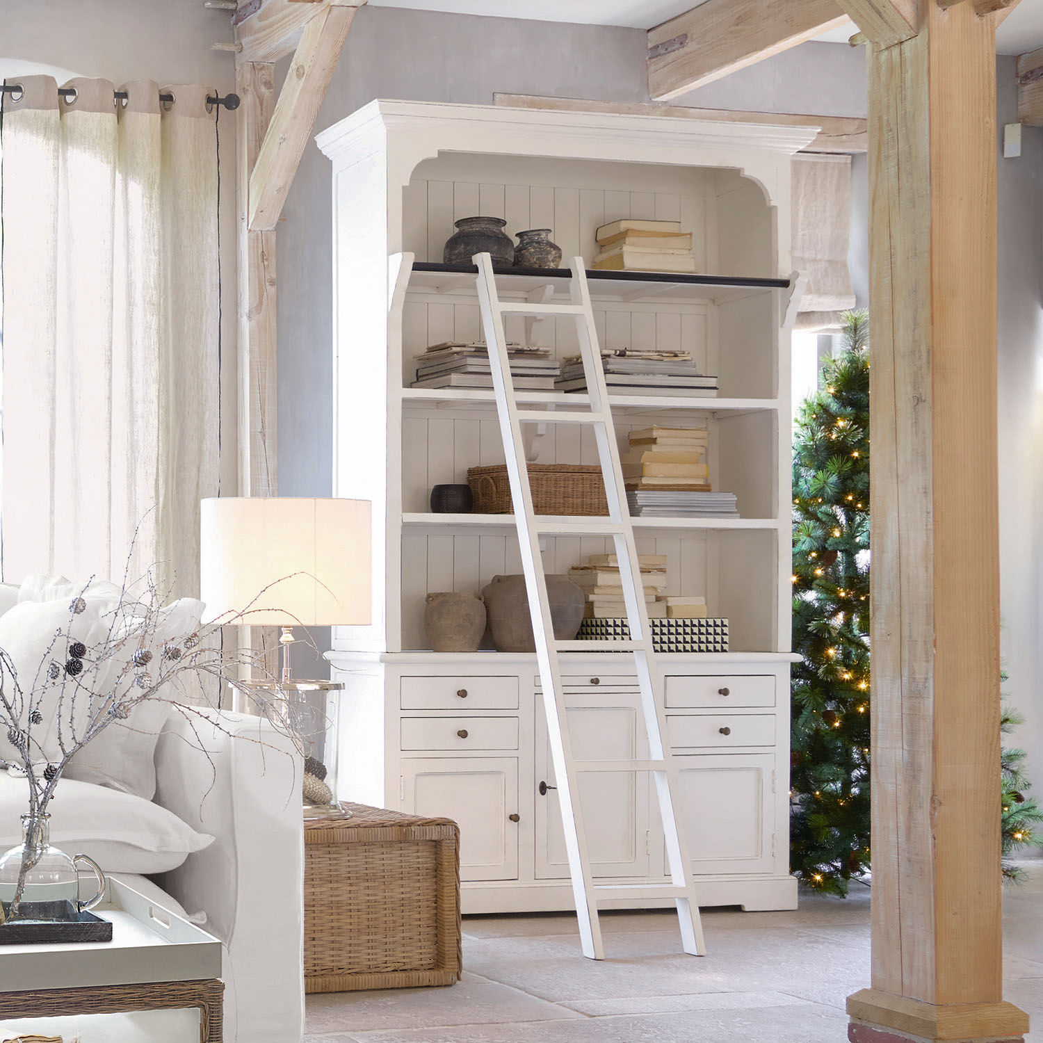 Credenza Monts Libreria bianca in legno con scala e decorazioni in soggiorno luminoso con luce naturale