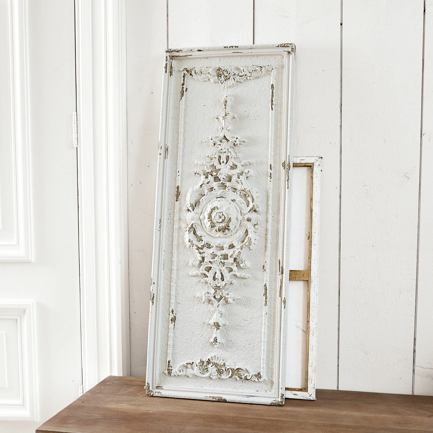 Pannello decorativo Corsy Pannello decorativo da parete bianco in legno invecchiato con ornamento, stile vintage, decorazione d'interni