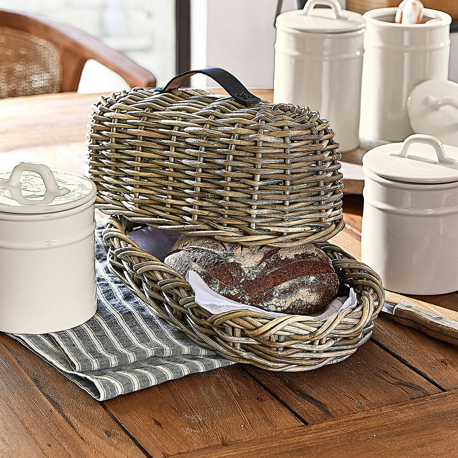 Portapane Gioialetto Cesto per pane in vimini naturale con coperchio e panno bianco su tavolo in legno