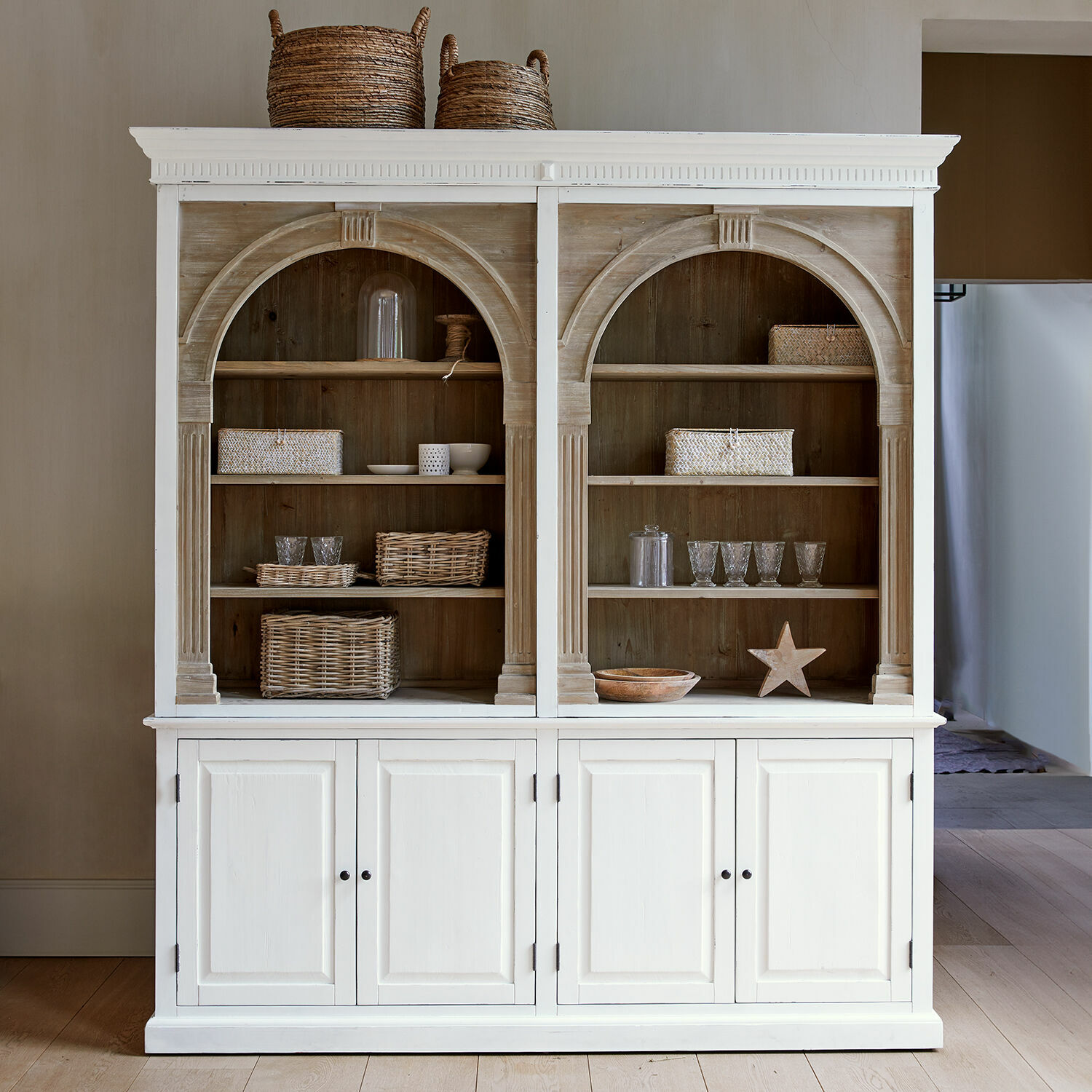 Libreria Brenneville Credenza in legno bianco con ripiani e cesti in rattan, mobile rustico per conservare