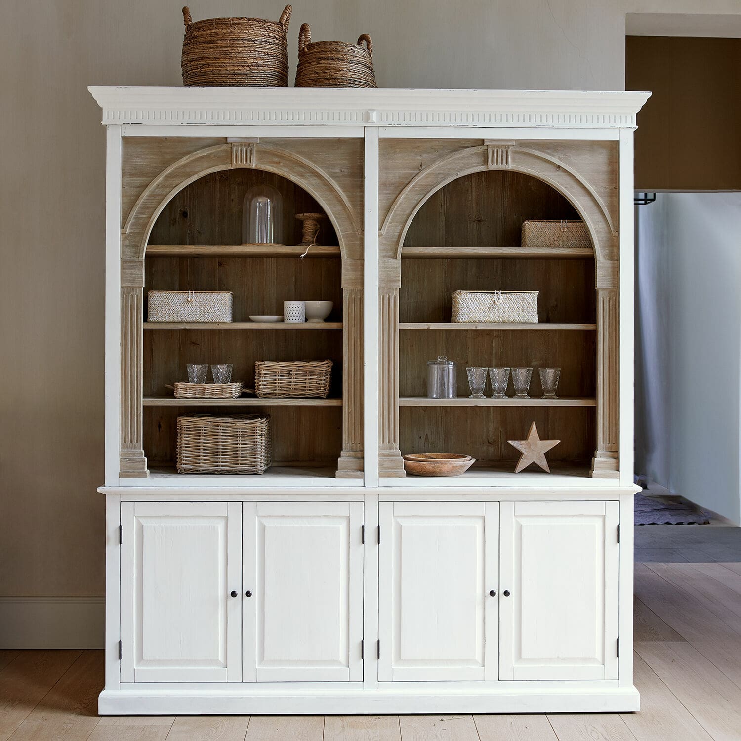 Libreria Brenneville Credenza in legno bianco con ripiani e cesti in rattan, mobile rustico per conservare