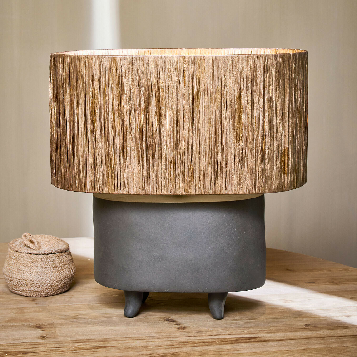 Lampada da tavolo Calouris Lampada da tavolo con base in ceramica grigia e paralume beige in materiale naturale, decorazione d'interni