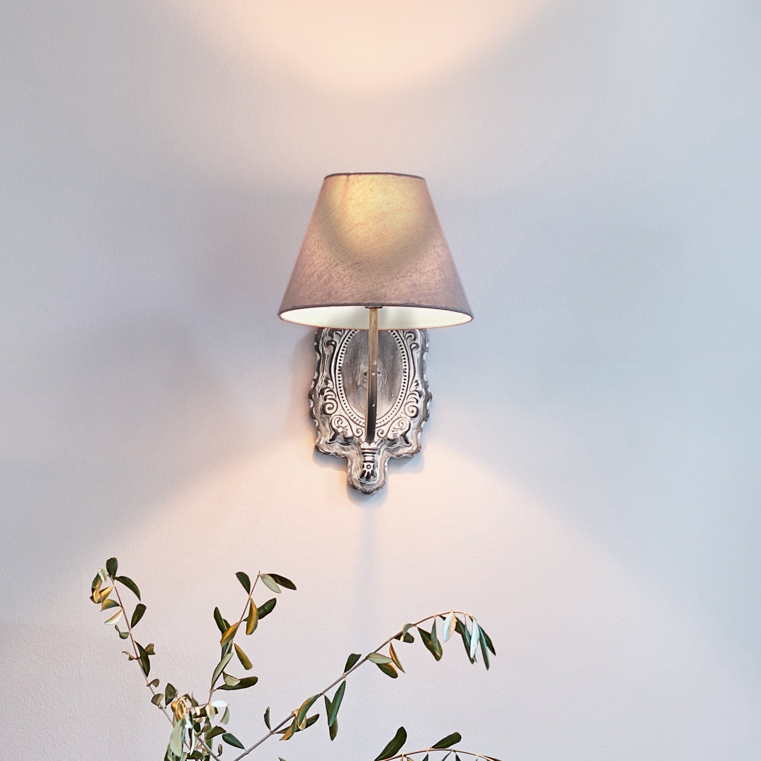 Lampada da parete Abondant Applique da parete con base in metallo decorativo e paralume beige per soggiorno o camera da letto