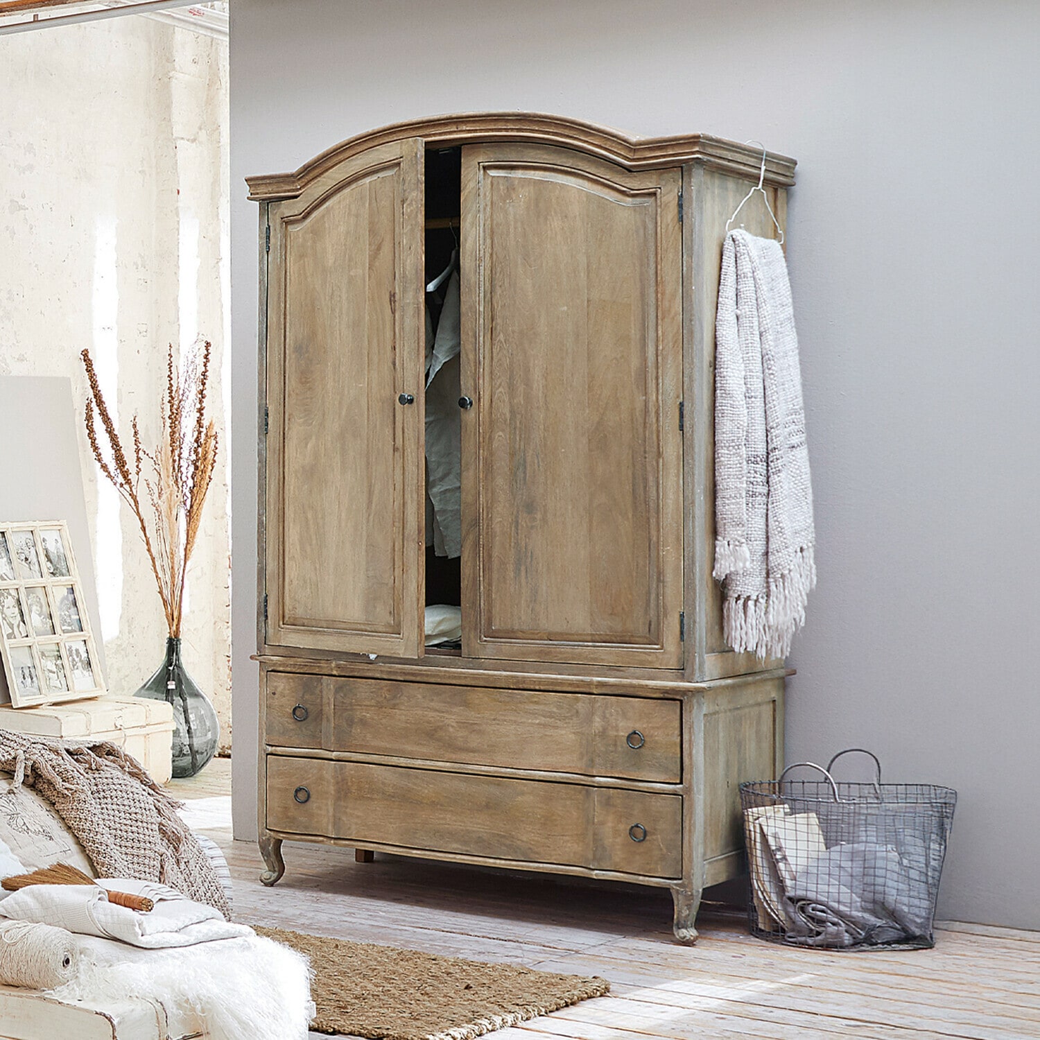 Armadio Richert Armadio in legno naturale con due ante e cassetti, mobile rustico per camera da letto