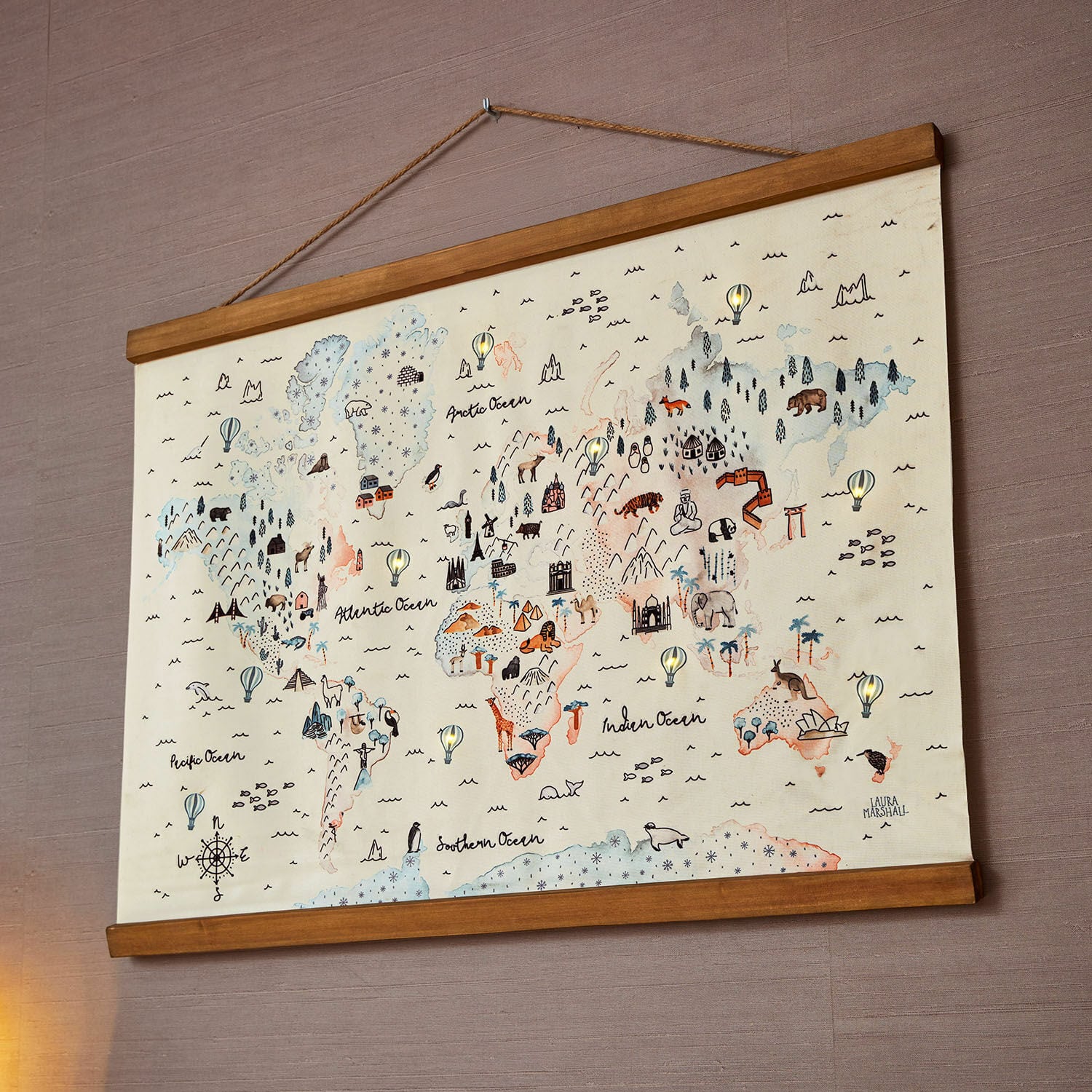 Quadro decorativo a LED Chaumont Mappa del mondo illustrata con animali e monumenti su tela con cornice in legno, decorazione da parete