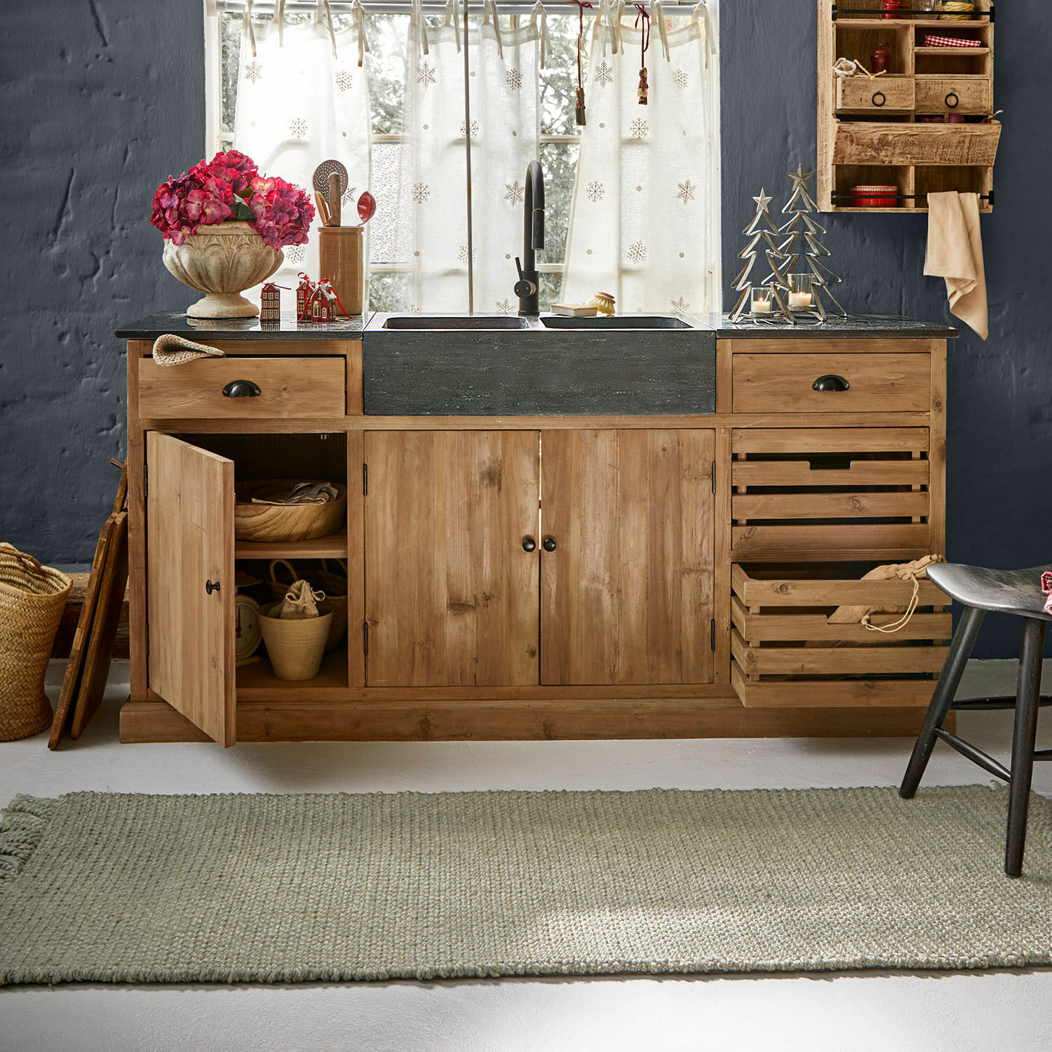 Mobile con doppio lavello Marvène Mobile cucina in legno con piano in pietra nera e lavello, decorazioni e spazio contenitivo