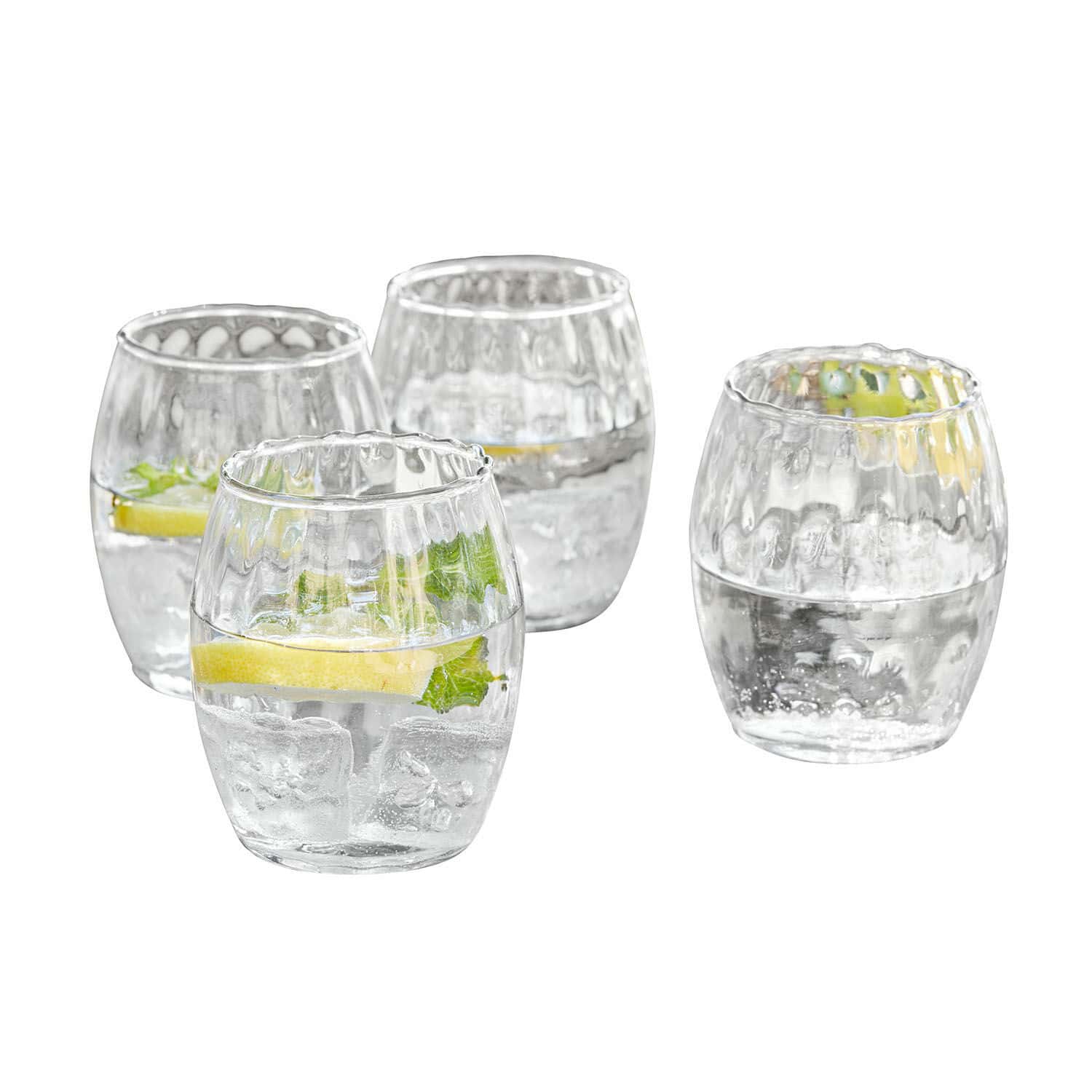 Set di 4 bicchieri Bourgavin Set di quattro bicchieri trasparenti con texture, pieni d'acqua con limone e menta
