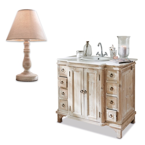 Mobile bagno rustico in legno con lavabo e lampada da tavolo beige con paralume