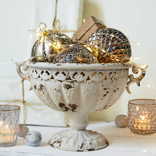 Coppa decorativa in metallo invecchiato stile vintage con palline decorative e luci LED