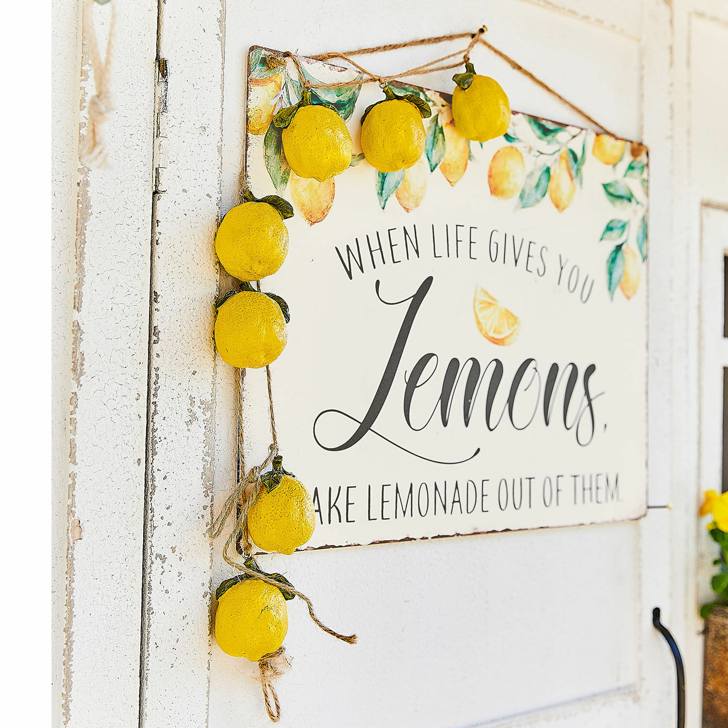 Ghirlanda Palerina Cartello decorativo con citazione sui limoni e ghirlanda di limoni gialli su porta bianca