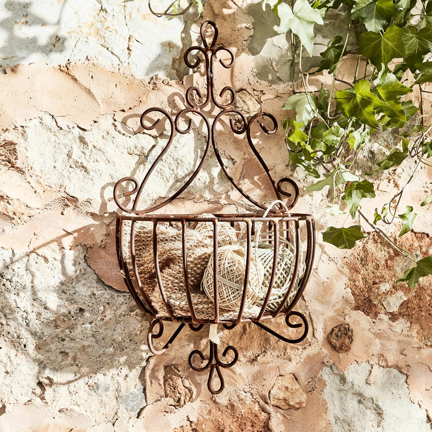 Cesto decorativo Marciac Cesto da parete rustico in metallo arrugginito con decorazioni a riccioli e gomitoli di corda