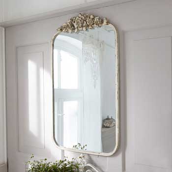 Specchio da parete decorativo con cornice bianca e ornamento floreale, stile vintage per soggiorno