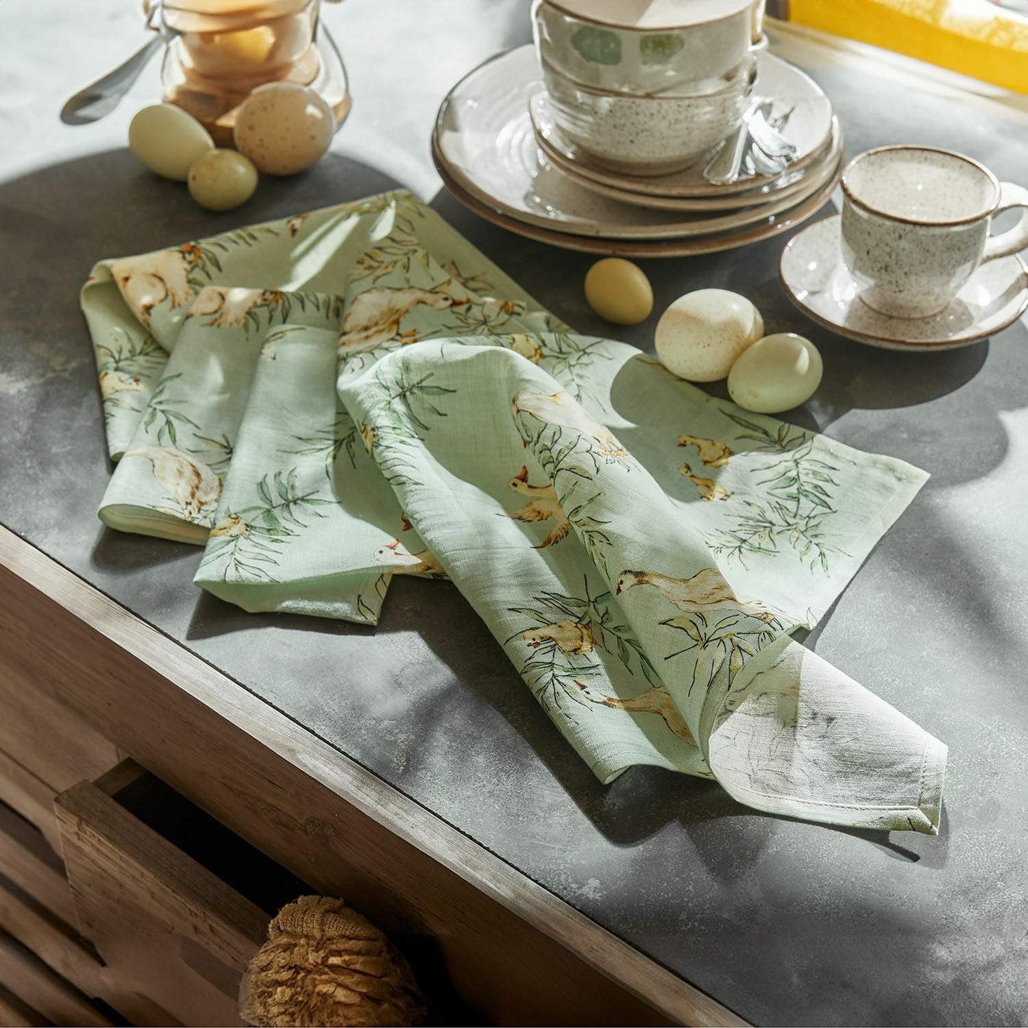 Set di 4 tovaglioli Gubbio Canovaccio da cucina in lino verde con stampa di galline e foglie su tavolo da cucina