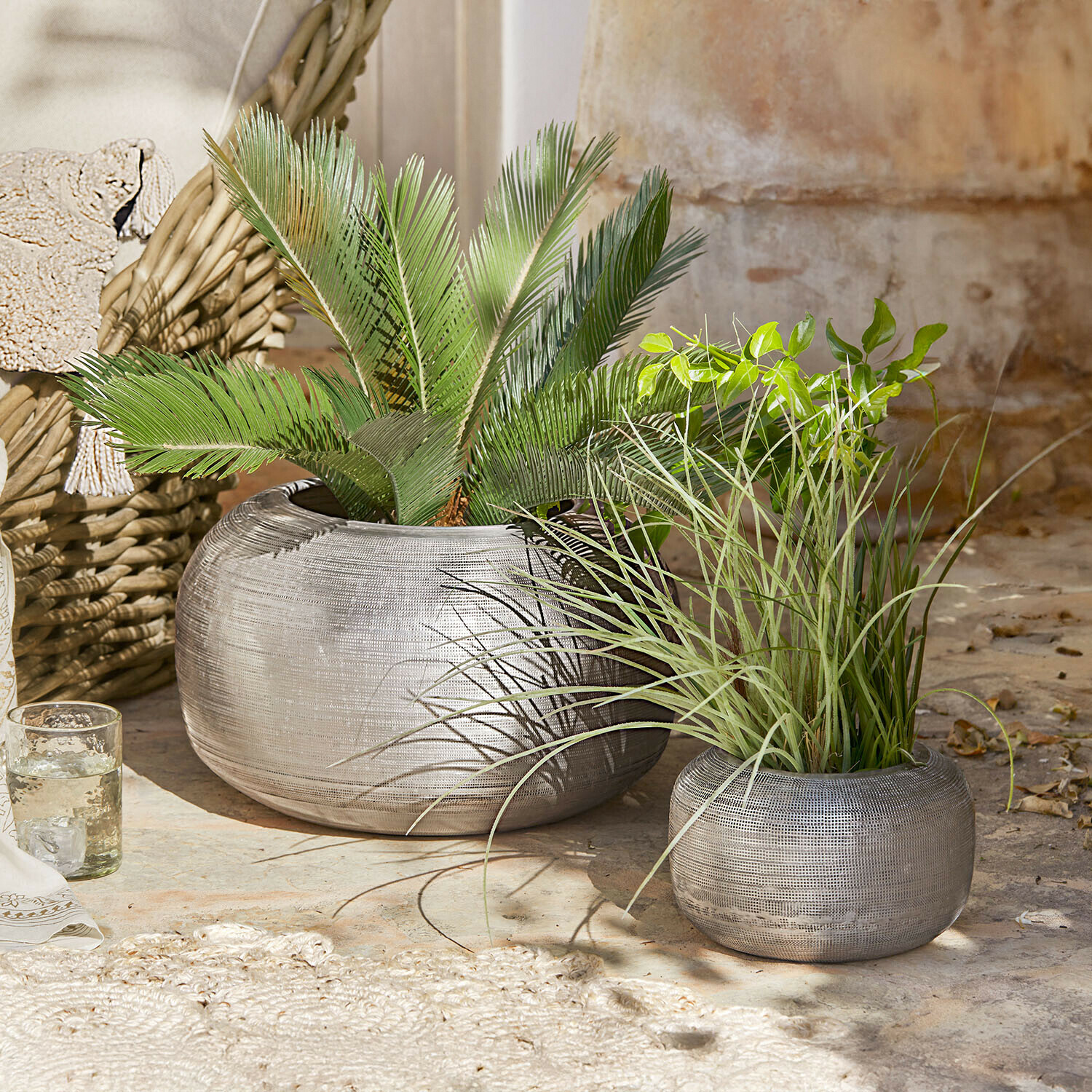 Set di 2 fioriere Aurnis Due vasi rotondi in metallo argento con piante verdi, decorazione naturale per giardino