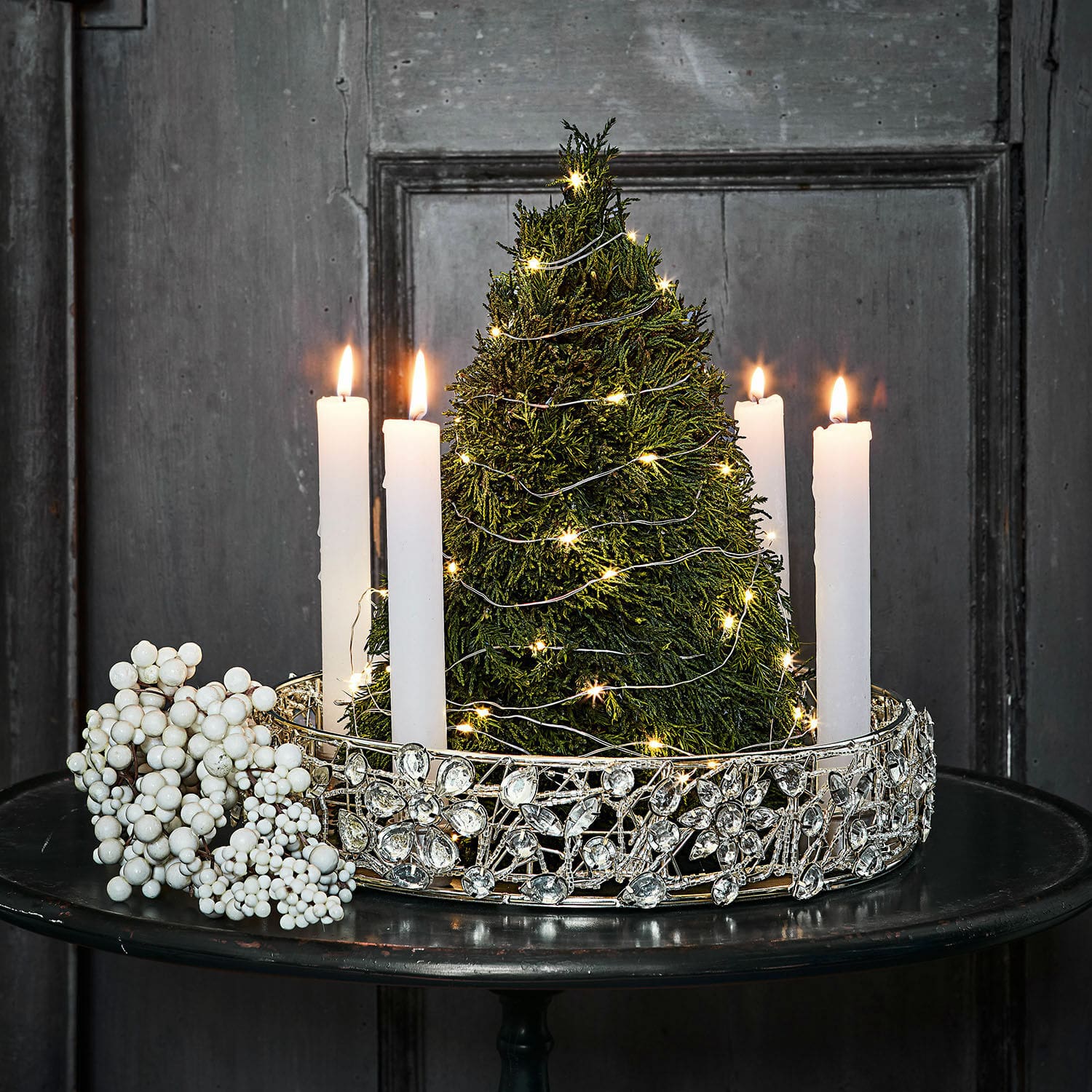 Alberello decorativo Moran Portacandele decorativo con candele bianche e albero verde con luci LED su tavolo nero