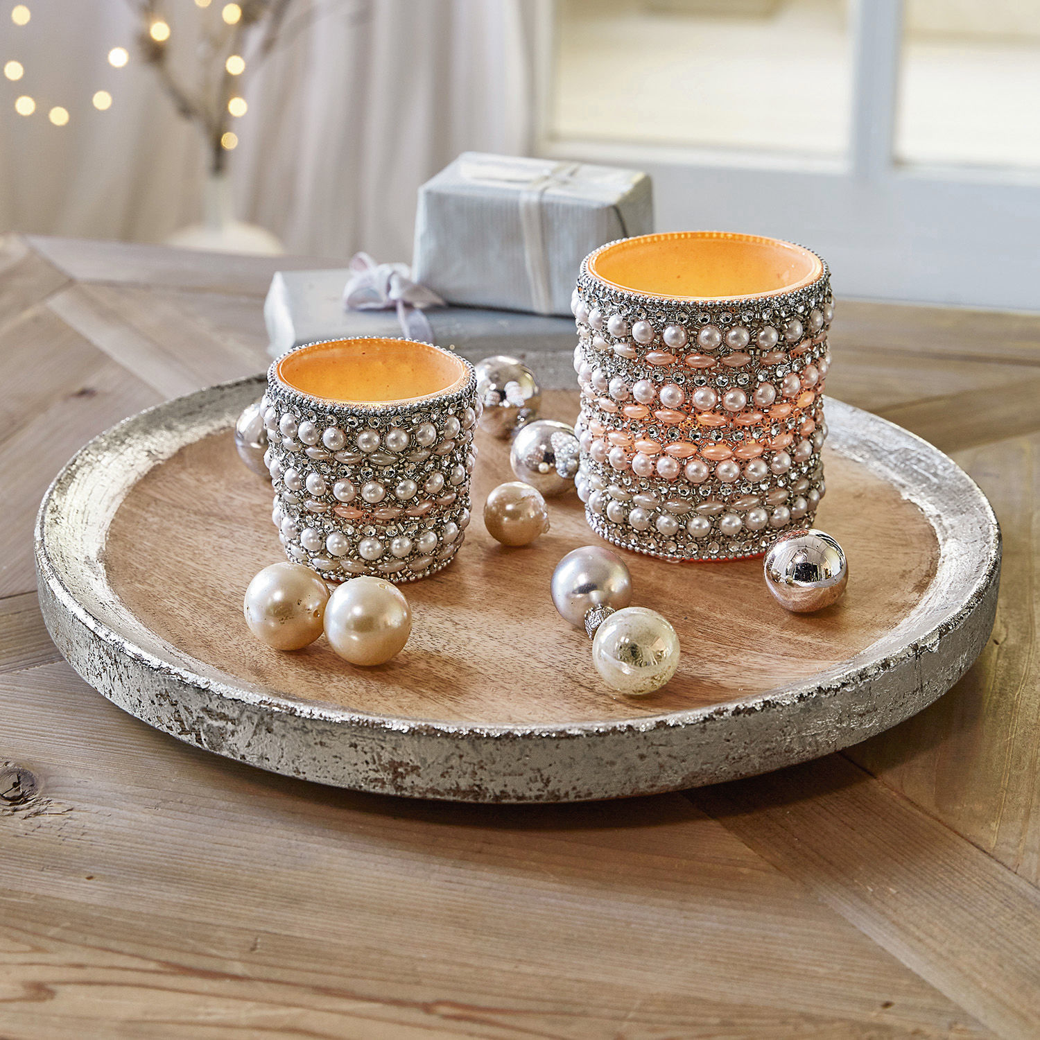 Vassoio Yvo Due portacandele decorativi con perle e cristalli su un vassoio in legno per decorazione tavolo