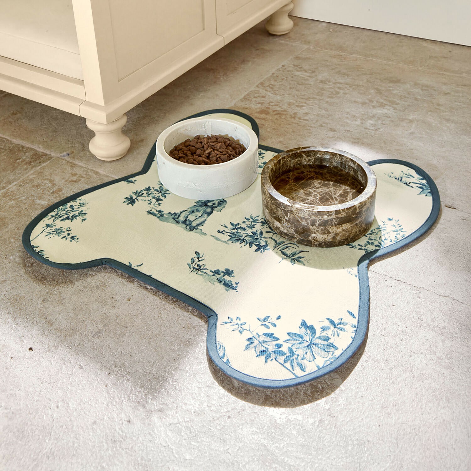 Sottociotola Ymélorine Tappetino per ciotole con motivo floreale blu su sfondo crema e ciotole in ceramica per animali