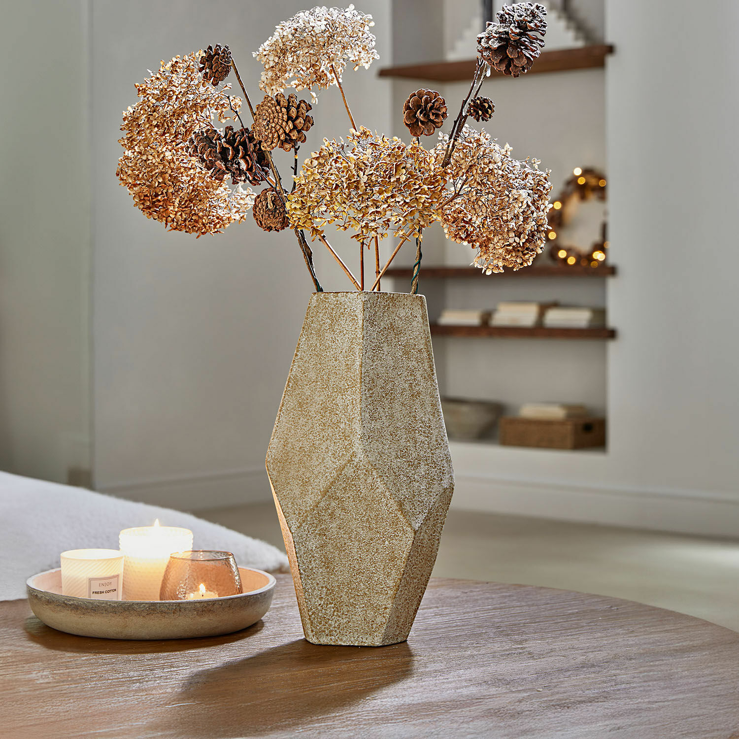 Vaso decorativo Kasari Vaso geometrico beige in ceramica con fiori secchi e pigne su tavolo in legno
