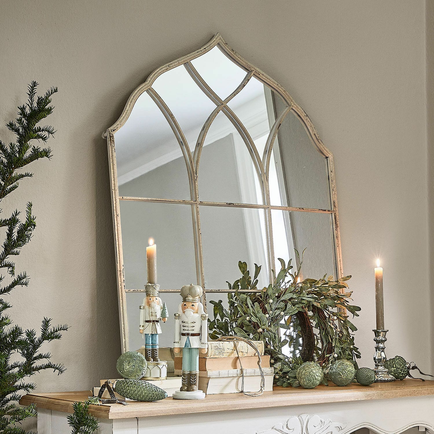 Specchio Jean-Pierre Specchio decorativo con cornice invecchiata stile vintage su comò con decorazioni natalizie e candele