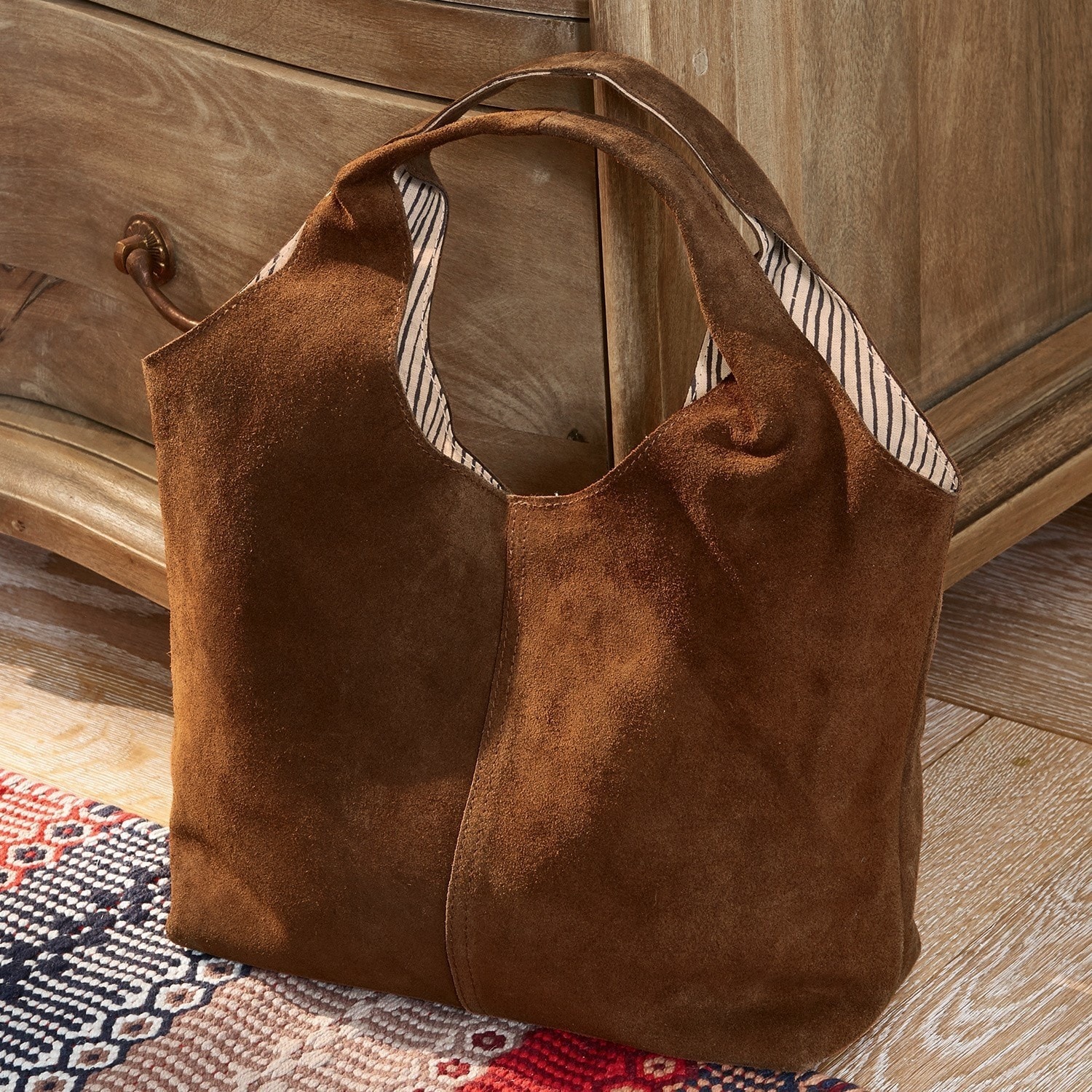 Borsa Georgine Borsa marrone in morbido camoscio con manico e fodera a righe, accessorio alla moda per uso quotidiano
