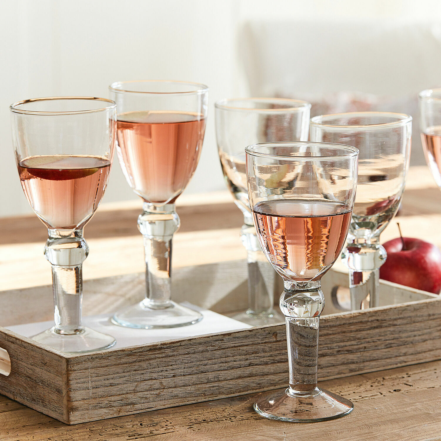 Set di 6 bicchieri da vino Devon Set di bicchieri trasparenti con bevanda rosa su vassoio in legno, bicchieri da vino