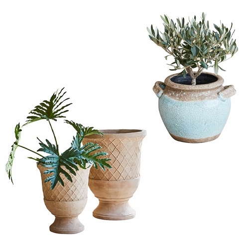 Set di vasi in terracotta beige e blu per decorazione d'interni e giardino