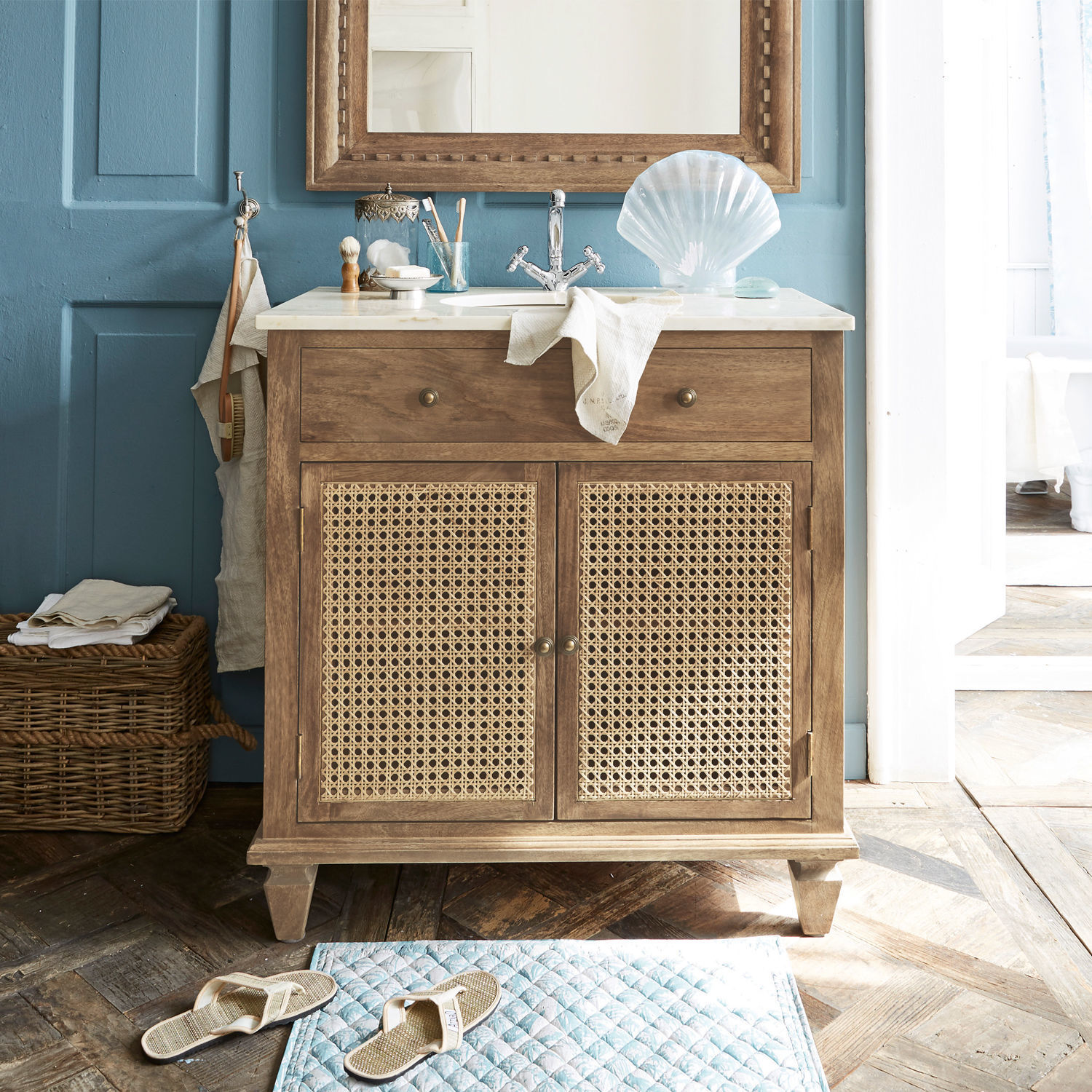 Mobile con lavabo Emyl Mobile bagno in legno con ante in vimini e piano in marmo colore legno naturale
