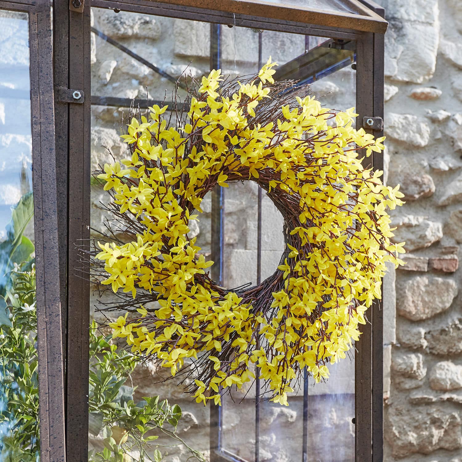 Ghirlanda Gillery Corona decorativa con fiori gialli e rami su telaio metallico, decorazione primaverile per casa e giardino